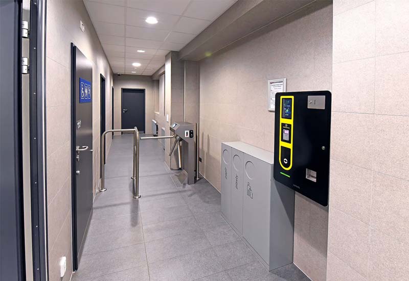 Door SPA partnering with a turnstile to secure Havířov railway station’s toilets